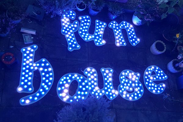 AG8亚洲游戏照明的娱光灯用在英国游乐装备展示